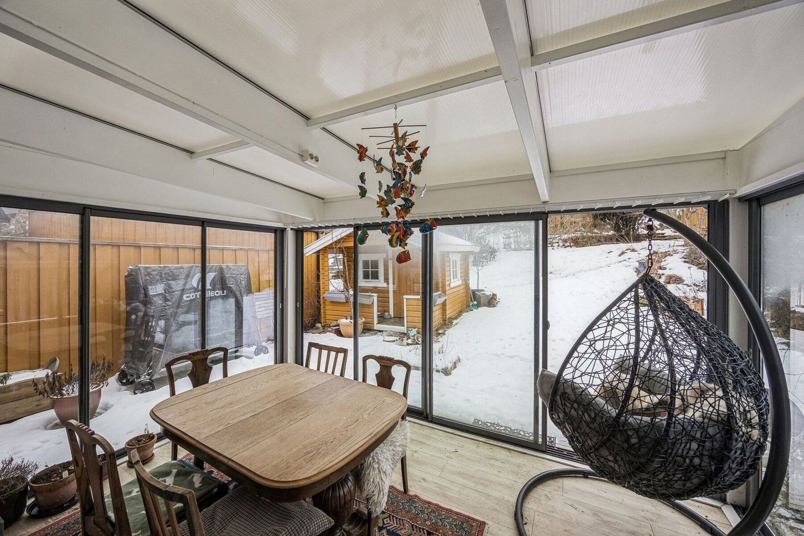 Fra kjøkkenet er det direkte adkomst til innglasset uteplass/vinterhage som fungerer som et ekstra lysfylt og hyggelig oppholdsrom i sommerhalvåret. Galleribilde