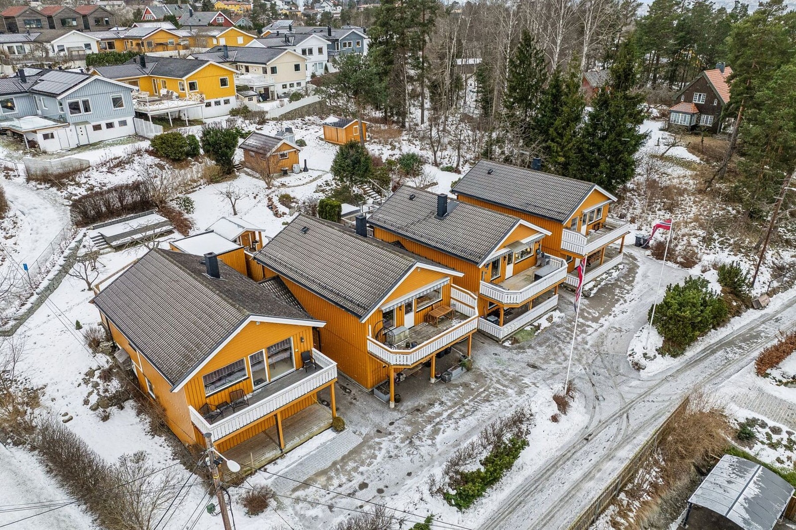 Granholt er et populært bosted og har vært det lenge. Arkeologiske utgravninger på tomten har vist spor etter bosettinger for åtte tusen år siden. Galleribilde