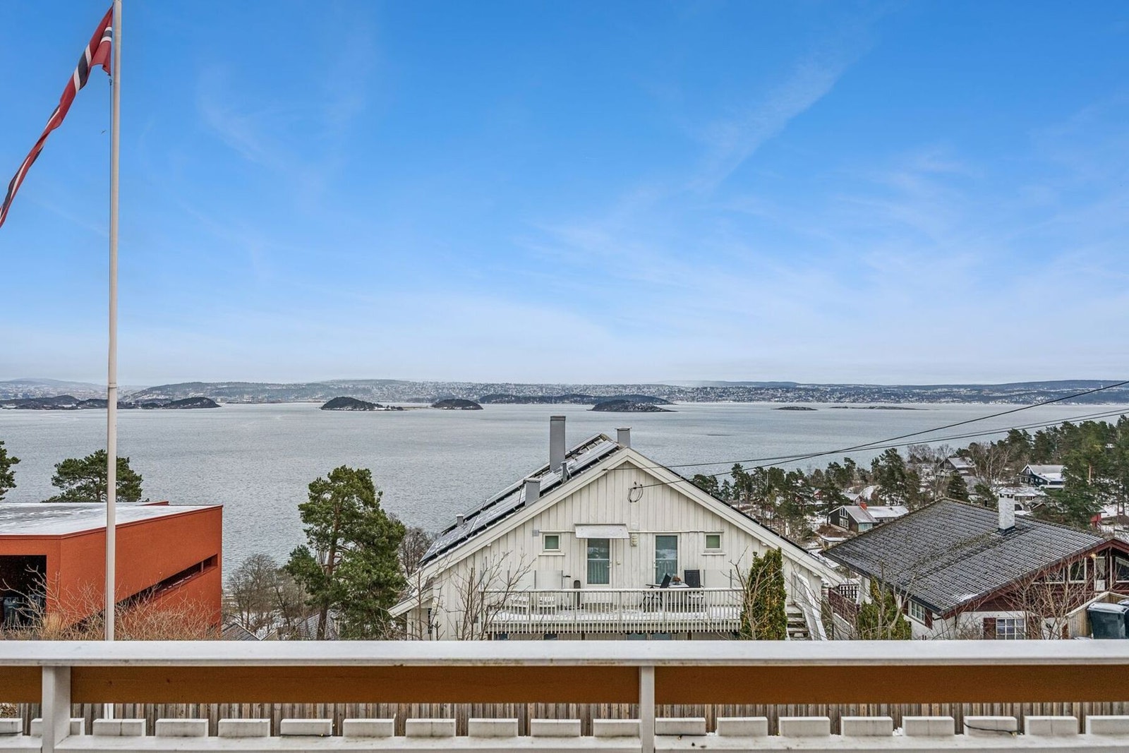 Fra stuen er det direkte utgang til en romslig, østvendt balkong Galleribilde