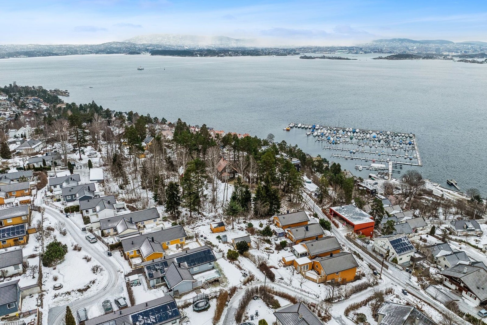 Denne eiendommen gir deg en unik kombinasjon av naturskjønn beliggenhet, nærhet til servicetilbud og enkel tilgang til Oslo Galleribilde