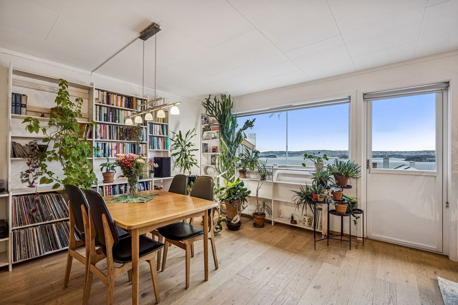 Fra stuen er det direkte utgang til en romslig, østvendt balkong med fantastisk utsikt, her er det bare å nyte fine dager og kvelder i naturskjønne omgivelser. Galleribilde