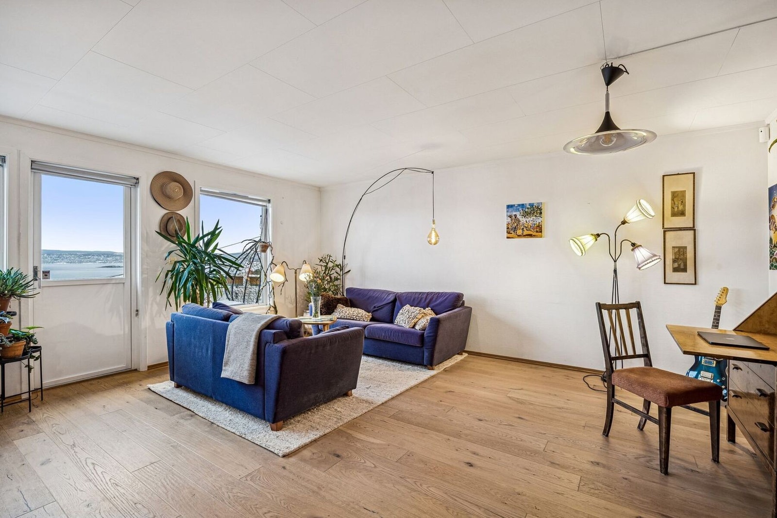 Stuen har god plass til både sofagruppe og spisemøblement, som innbyr til sosialt samvær med familie og venner. Galleribilde