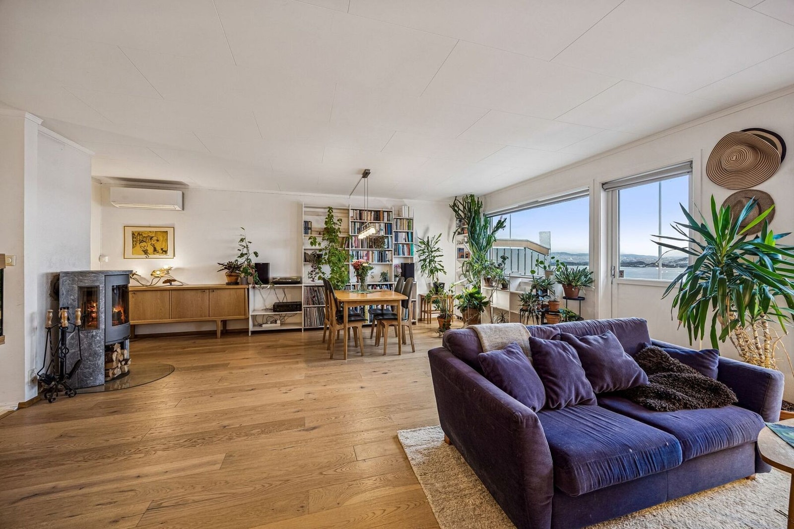 Stor, lys og fin stue som fremstår som hjemmets naturlige samlingspunkt. Galleribilde