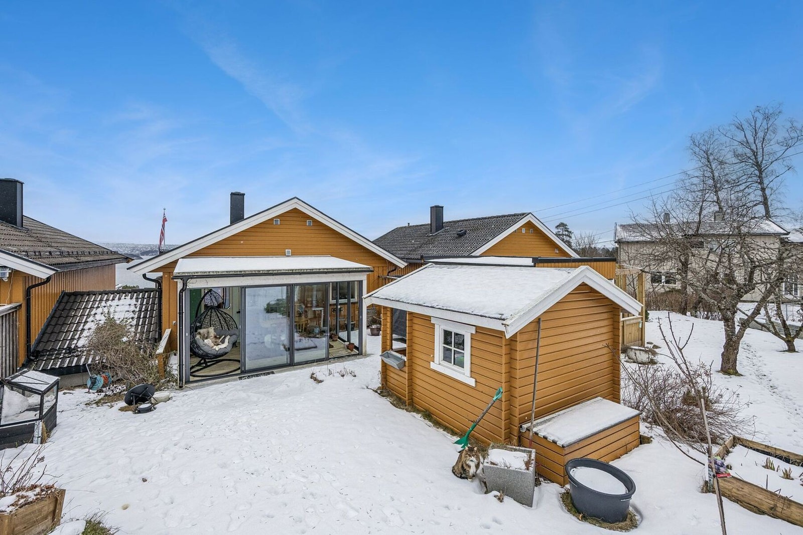 Velkommen til et familieparadis!
Eiendommen ligger i et av Nesoddens mest attraktive og barnevennlige boligområder. Stille og sentralt!
Foto: EFKT John Kerlefsen samt private bilder Galleribilde