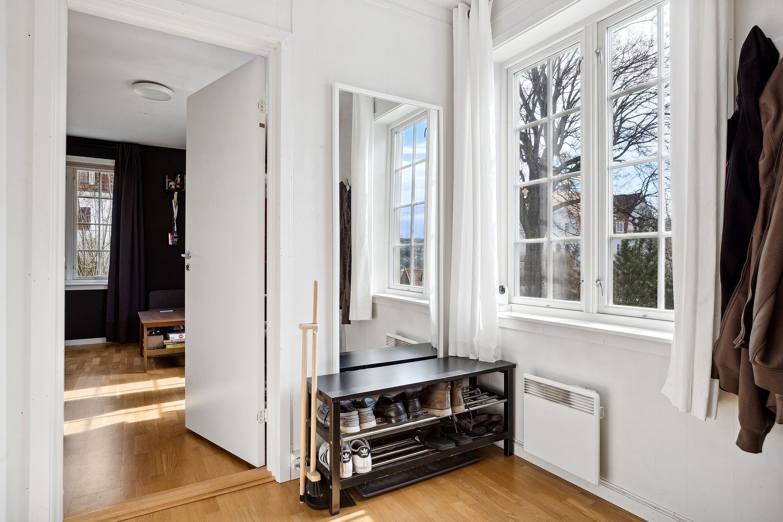 Lys og fin entre med plass til skohyller og ytterklær. Galleribilde