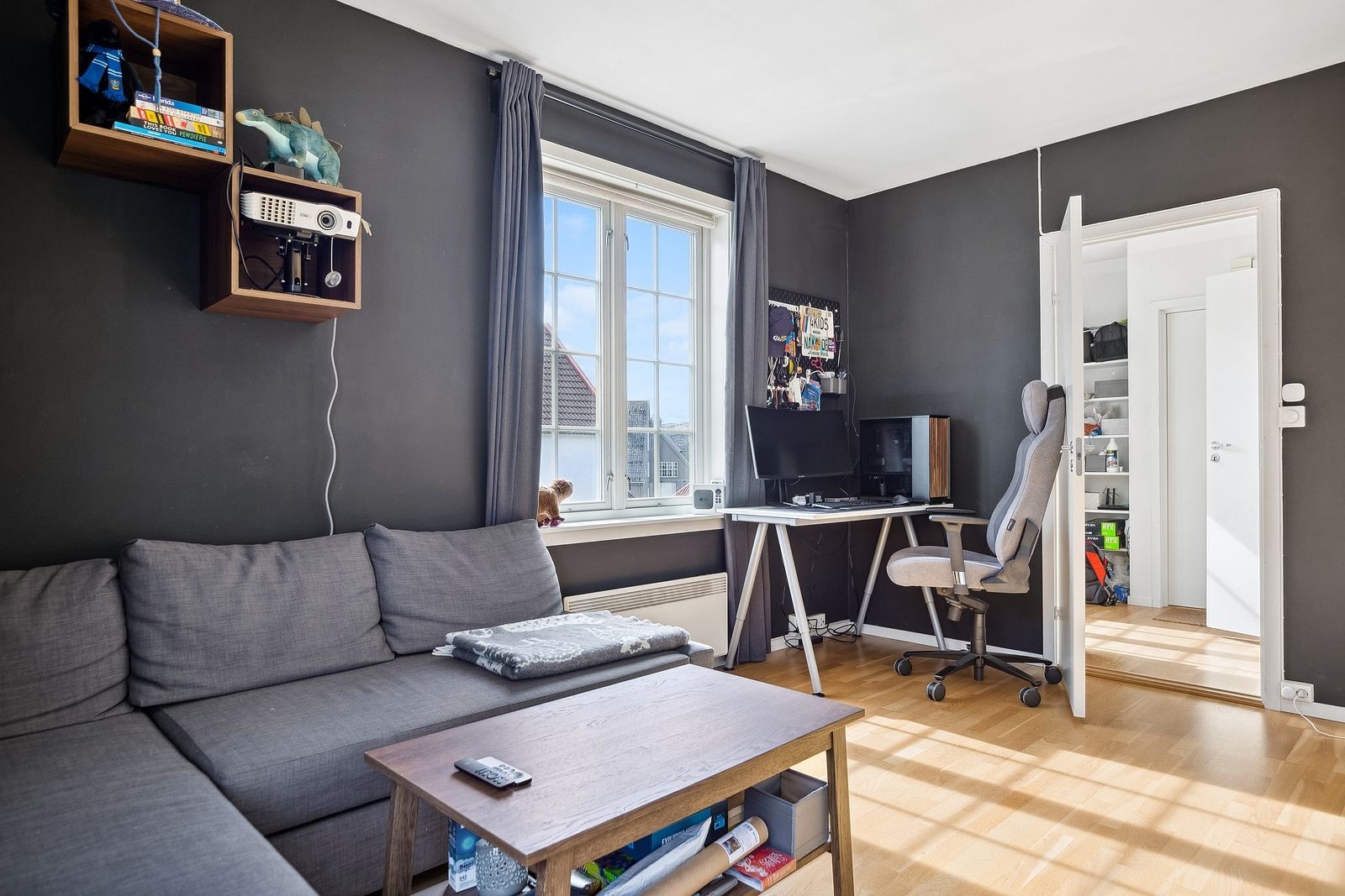 Stuen er malt i en moderne gråfarge og har plass til både sofagruppe og skrivepult (ikke inkl) Galleribilde