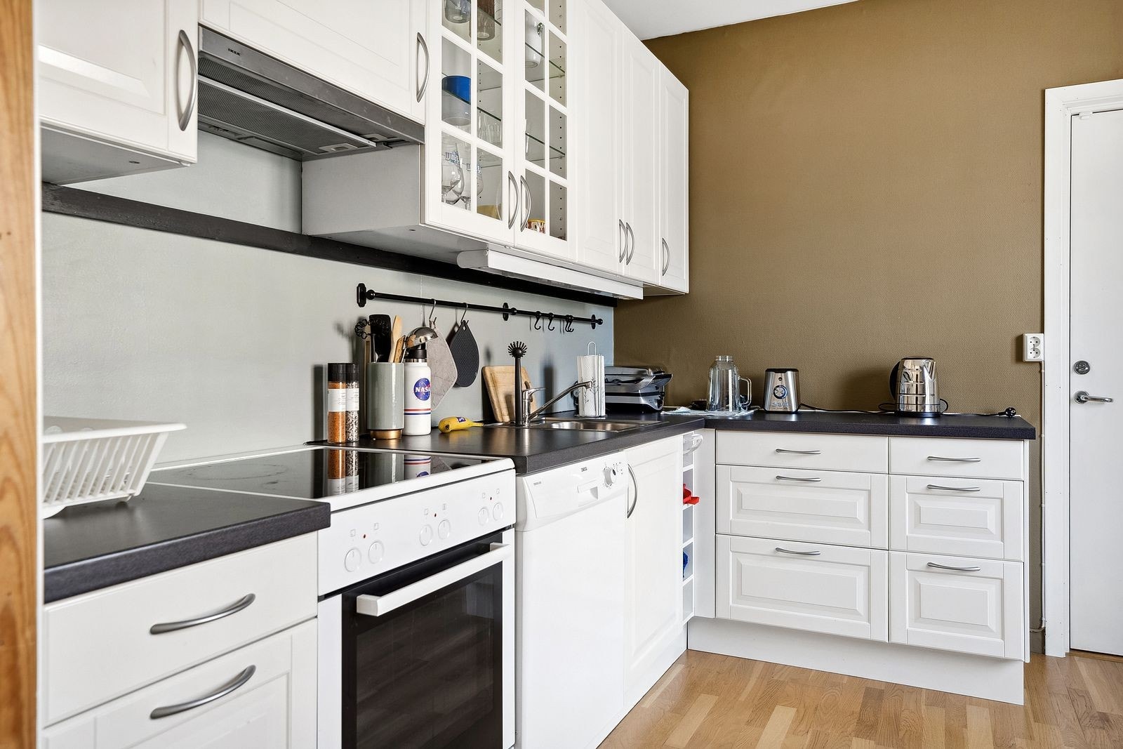 Kjøkkenet har godt med skap- og benkeplass og har komfyr, oppvaskmaskin og kombiskap inkludert. Galleribilde