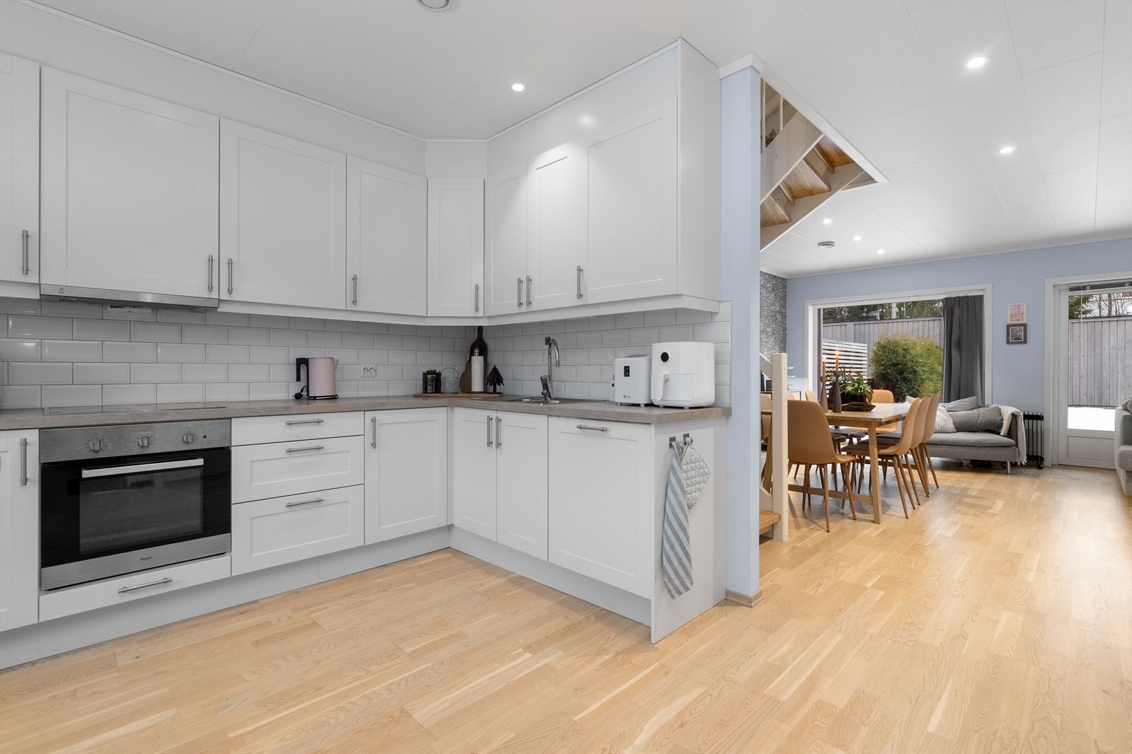 Kjøkkenet har Marbodal-innredning med profilerte fronter og benkeplate av laminat med nedfelt induksjonstopp. Dobbel stål oppvaskkum. Det er god skap- og benkeplass. Galleribilde