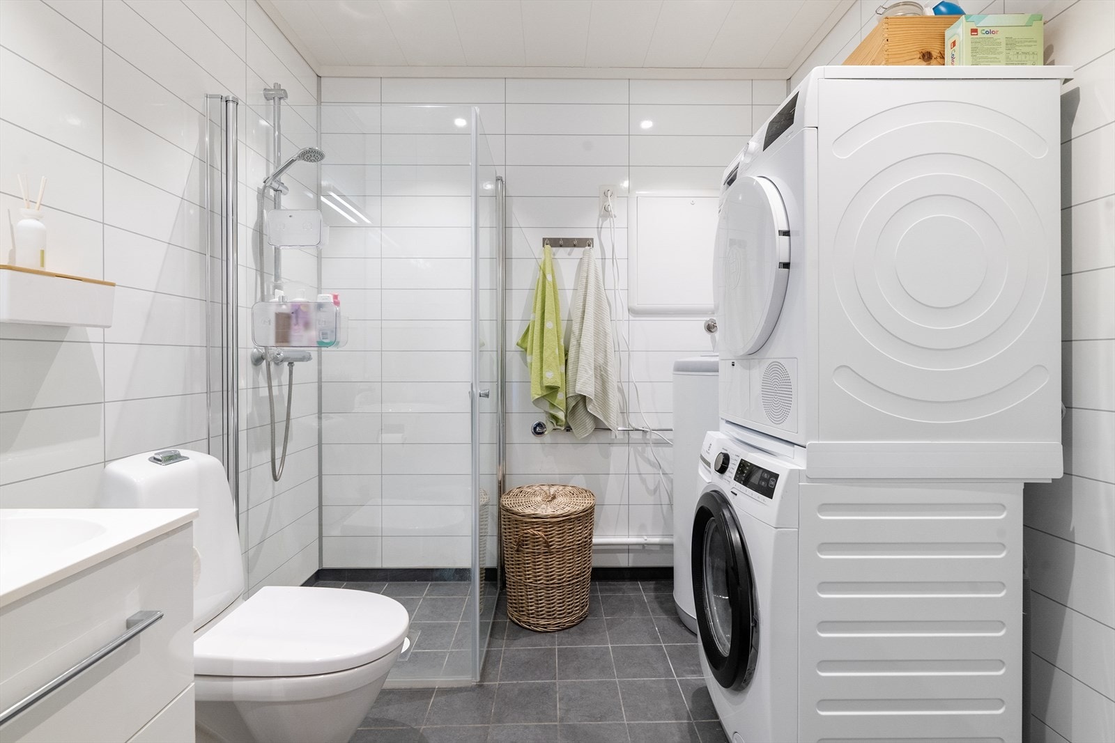 Badet har gulv med varmekabler, baderomsplater på vegger og plater i tak med downlights. Galleribilde