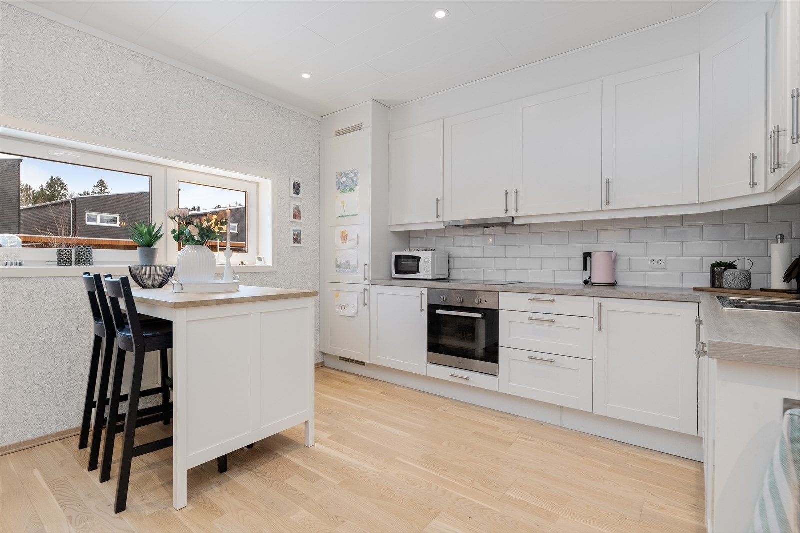 Lekkert kjøkken med koselig spiseplass, her er også gode vindusflater som tilfører rommet naturlig lys. Galleribilde