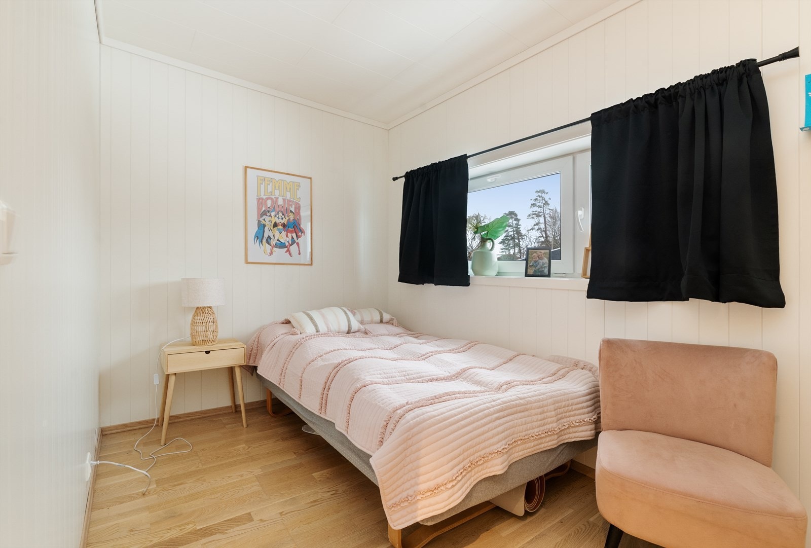 Boligen har tre lyse og fine soverom i 2. etg som alle har fin plass til soveromsmøblement. Galleribilde