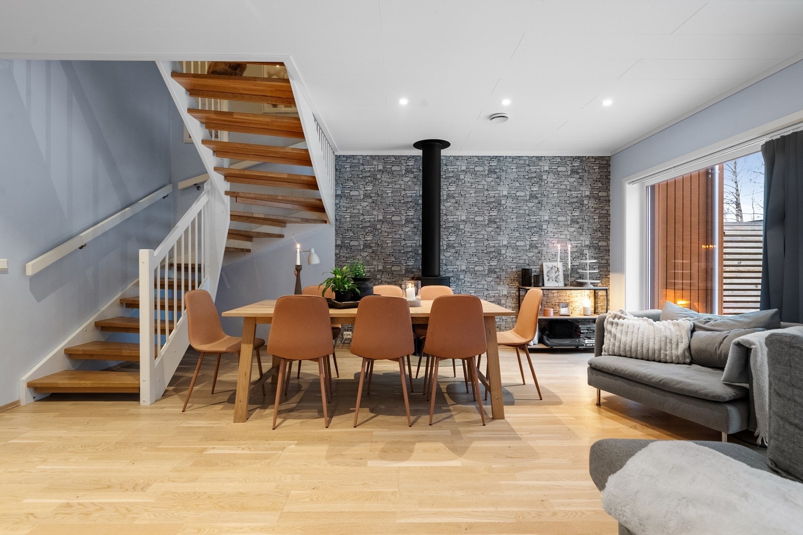 I stuen er det en flott vedovn som gir lun varme vinterstid. Galleribilde