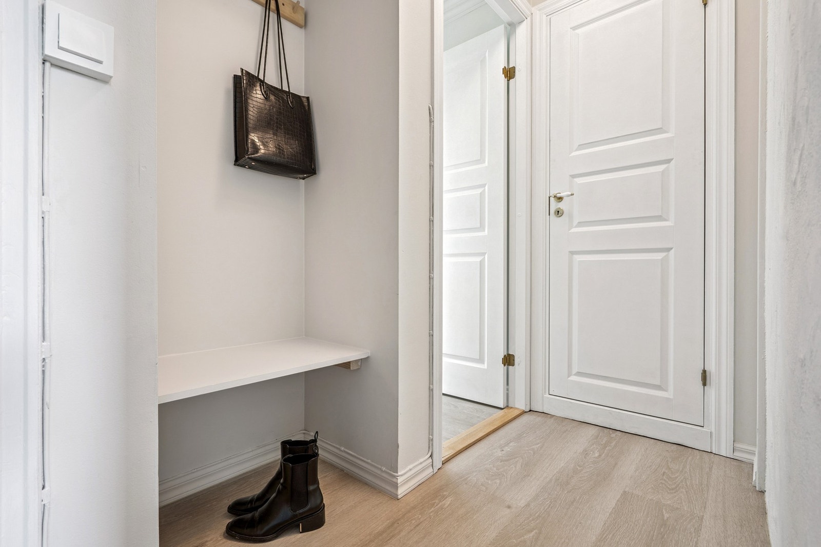 Her er det god plass til å henge fra seg yttertøy. Galleribilde