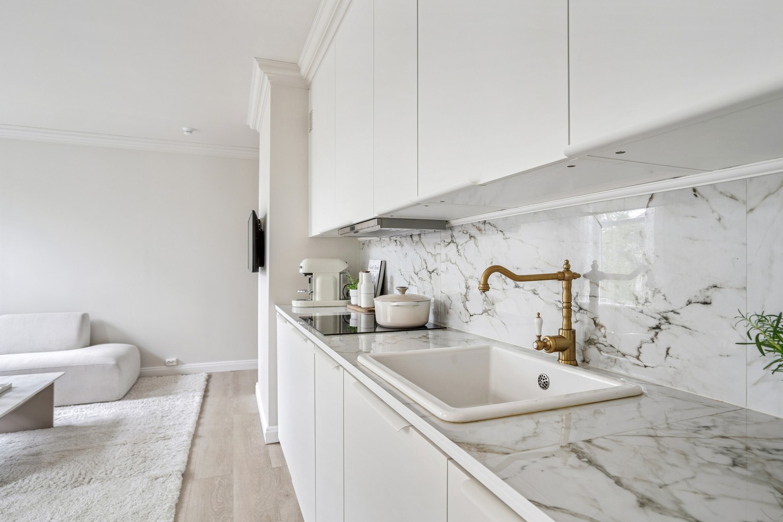 Kjøkkenet er utstyrt med glatte fronter og benkeplate av stein/ flis. Galleribilde