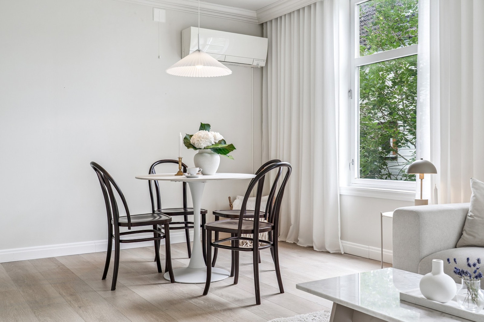 Boligen er løpende oppgradert med et moderne uttrykk og kvaliteter som skaper en funksjonell og komfortabel hverdag. Galleribilde