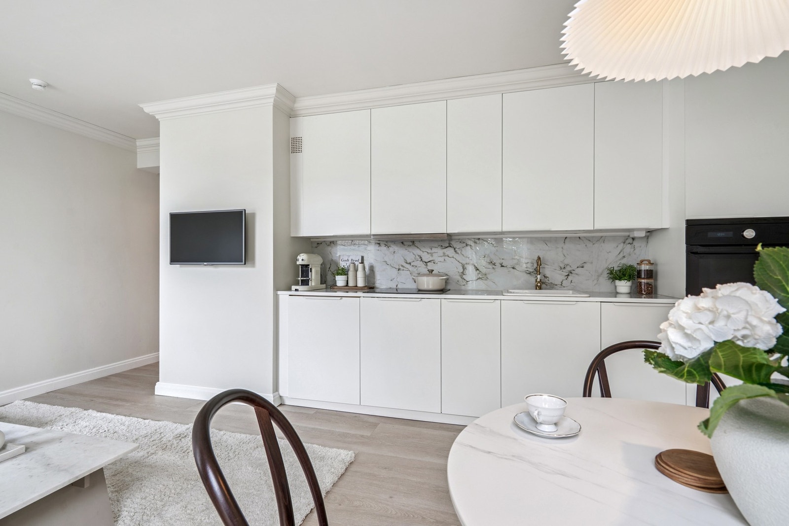 Leiligheten har en pen kjøkkeninnredning fra 2024. Galleribilde