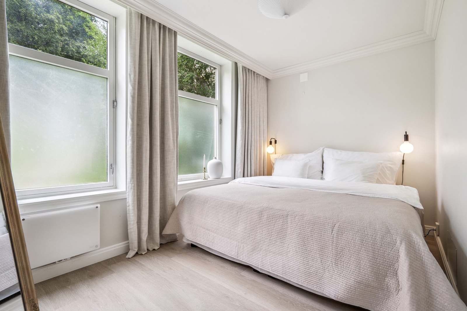 Soverommet har store vindusflater, noe som gir en lys og luftig romfølelse. Galleribilde