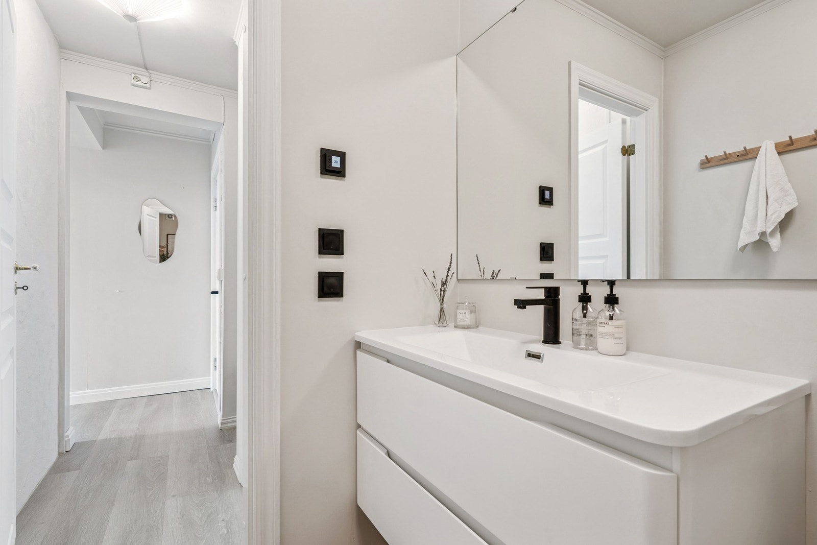 Her får du flislagt gulv med varme, vegghengt servantinnredning og opplegg for vaskemaskin. Galleribilde