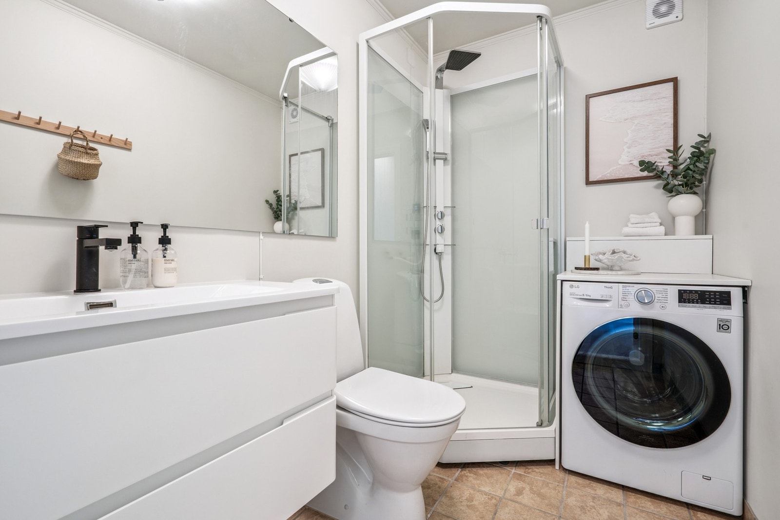 Baderommet ble oppgradert i 2001 og nylig overflateoppusset i 2025. Galleribilde