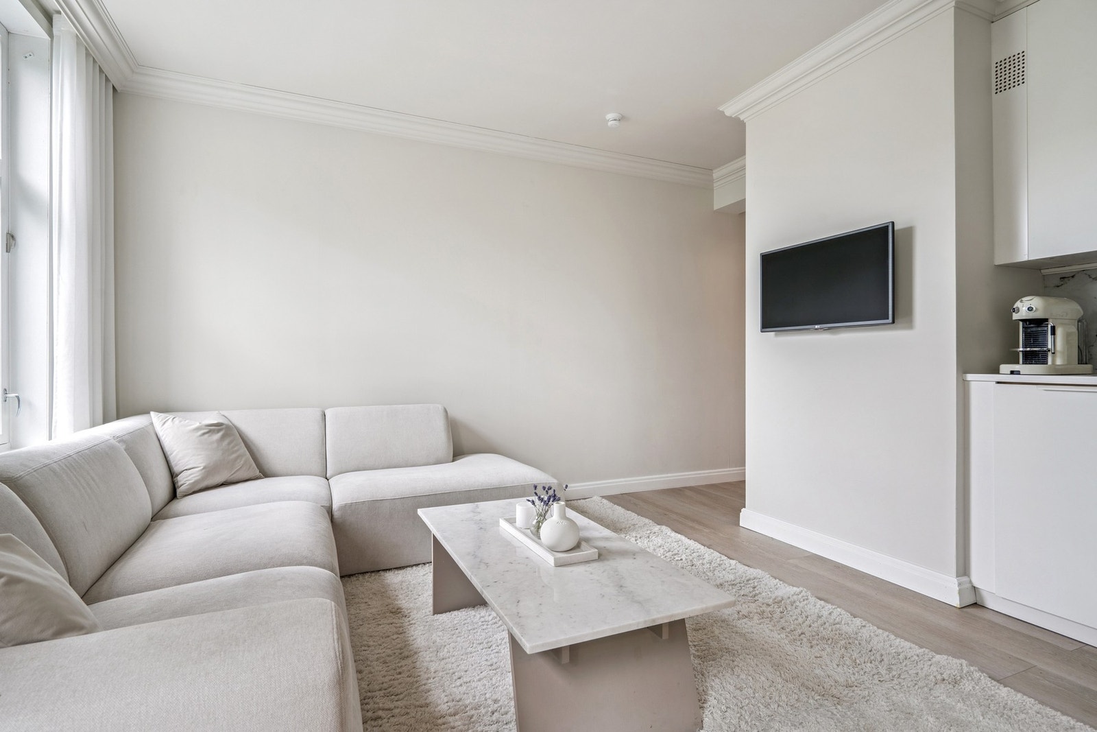 Stuen/ kjøkkenet måler 22 kvm. Galleribilde