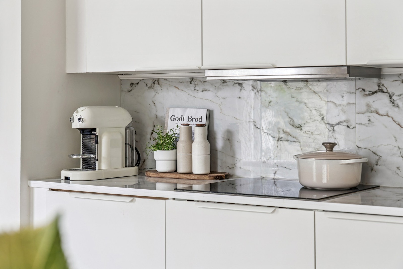 Her får du integrert stekeovn, platetopp, oppvaskmaskin og kjøleskap. Galleribilde