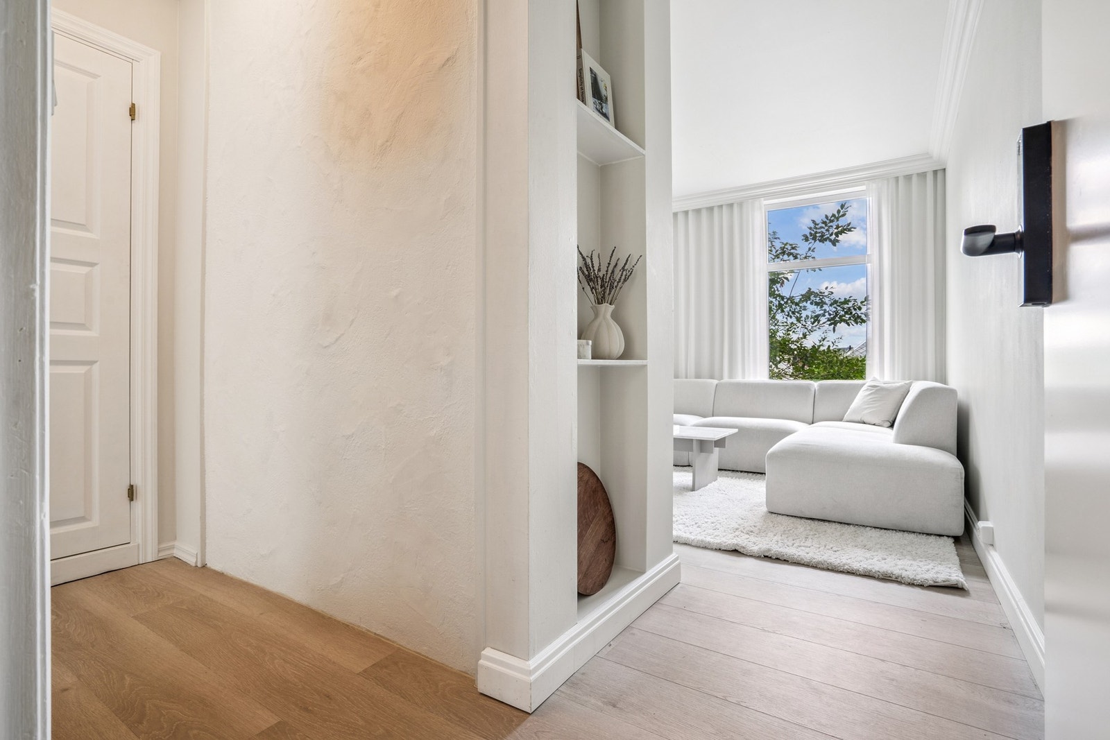 Lys og fin entré med mye oppbevaringsplass. Galleribilde