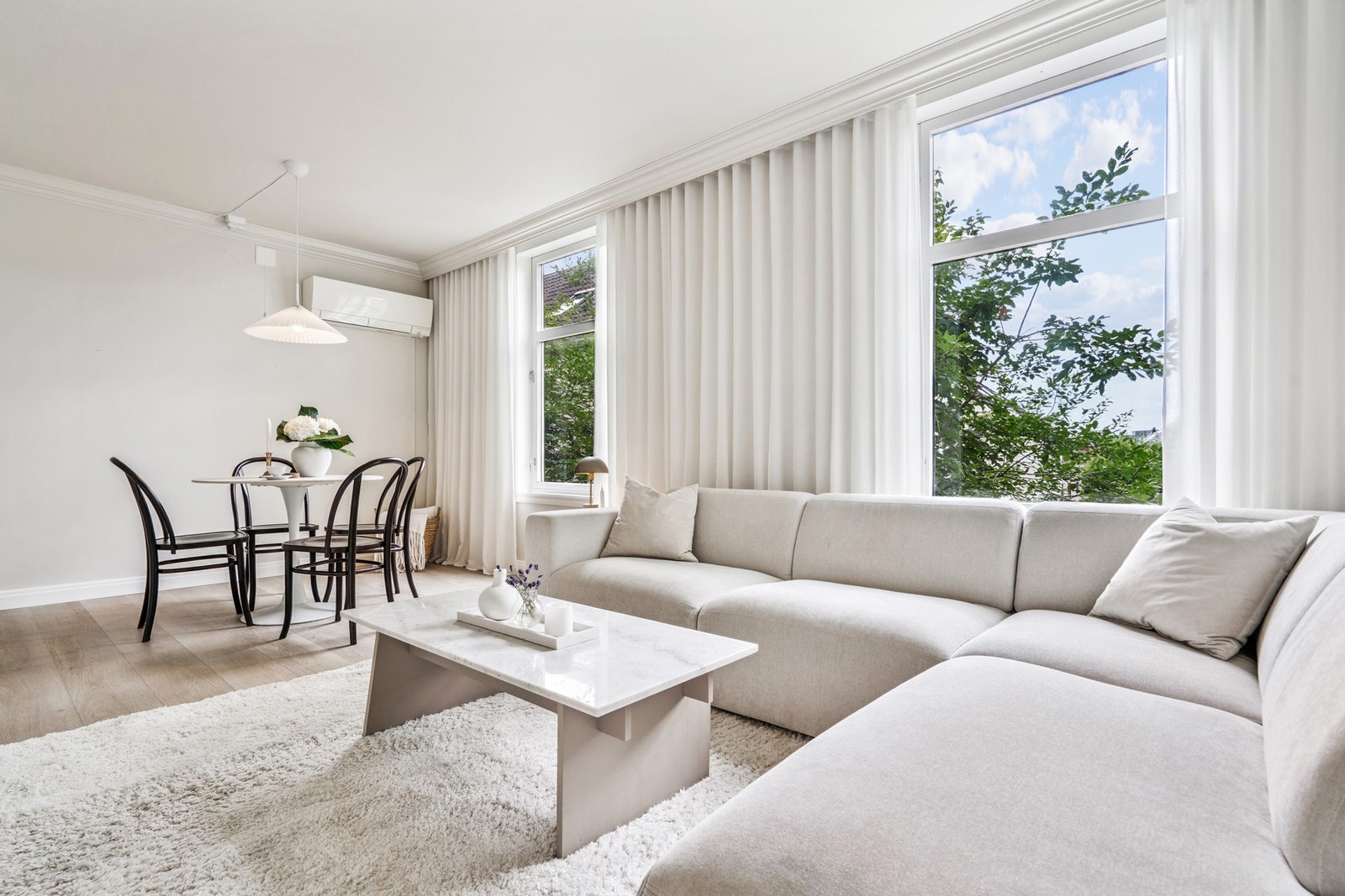 Her kan du enkelt innrede med spisebord, stor sofa og tilhørende møblement. Galleribilde