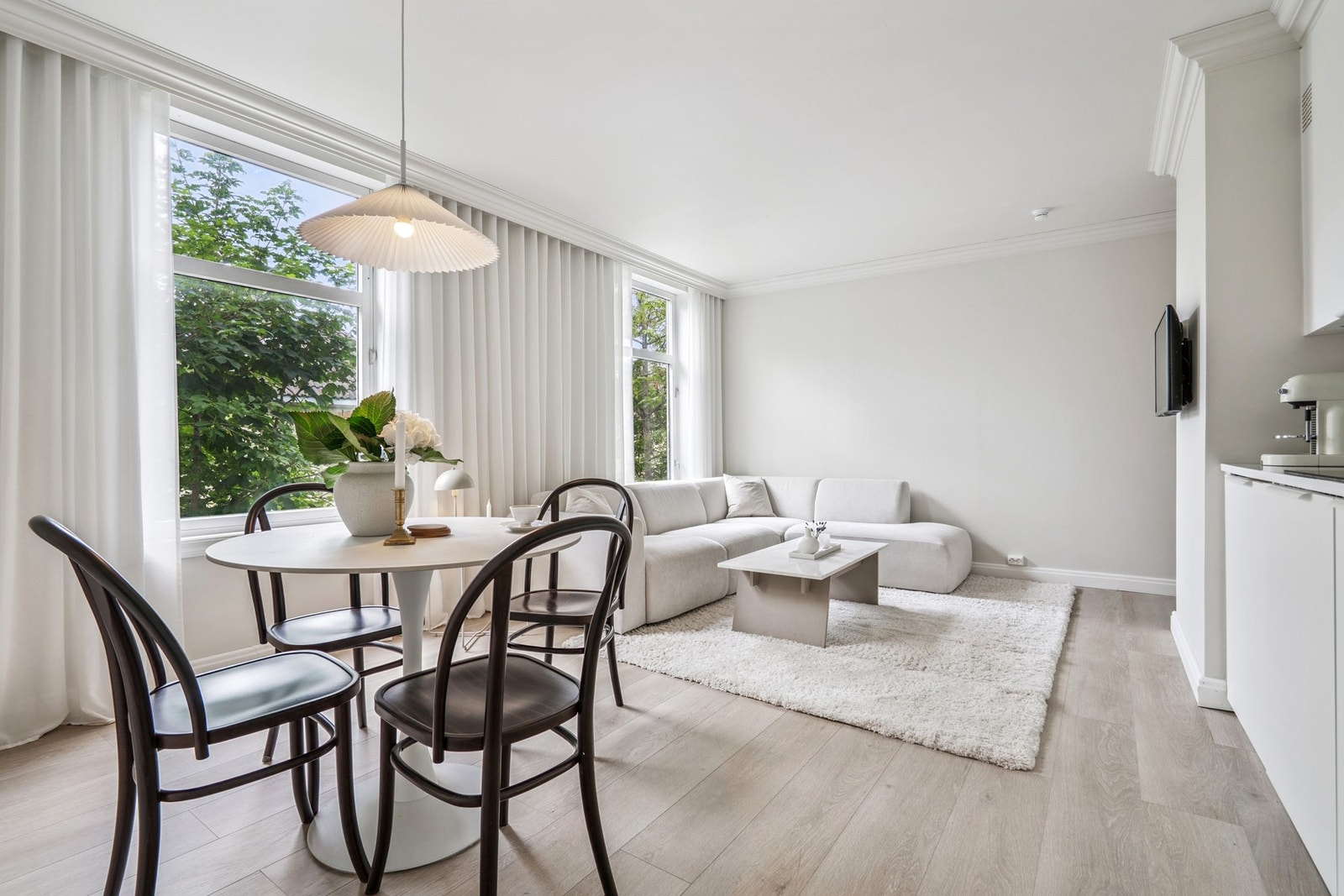 Leiligheten har en åpen stue/ kjøkkenløsning som gir en romslig følelse. Galleribilde