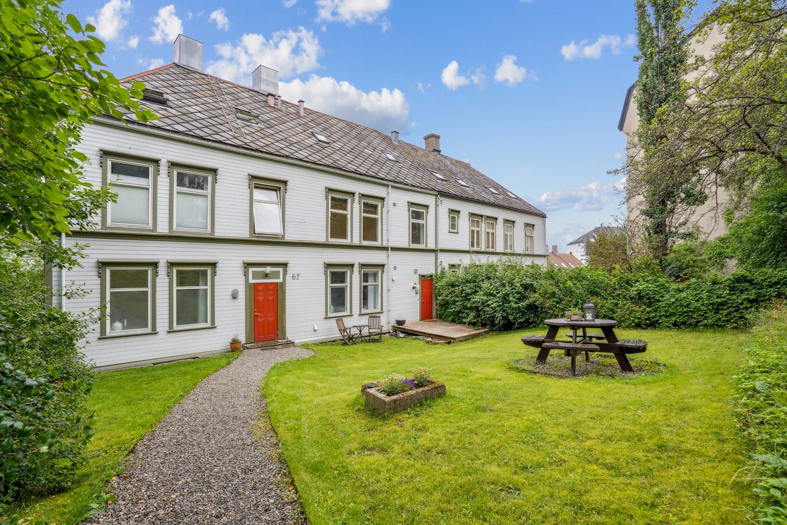 Fra boligen er det kort vei til Bakklandet, kjent for sine historiske trehus, brosteinsbelagte gater og et bredt utvalg av kafeer og små butikker. Galleribilde