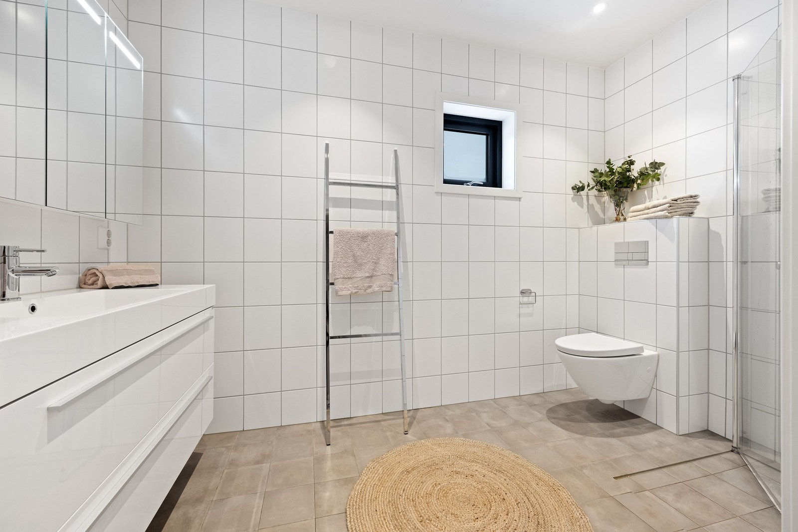 Baderommet i tilknytning til hovedsoverommet er lyst og flislagt. Galleribilde