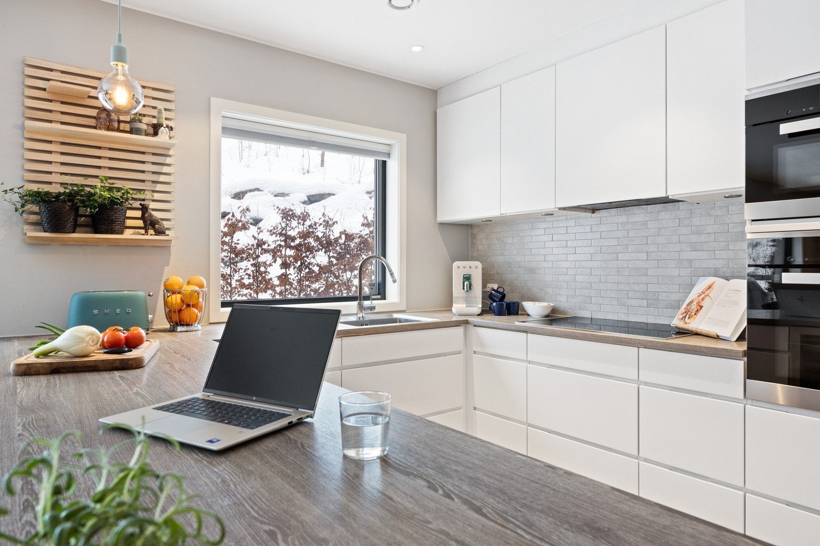 God oppbevarings- og benkeplass på kjøkkenet. Galleribilde