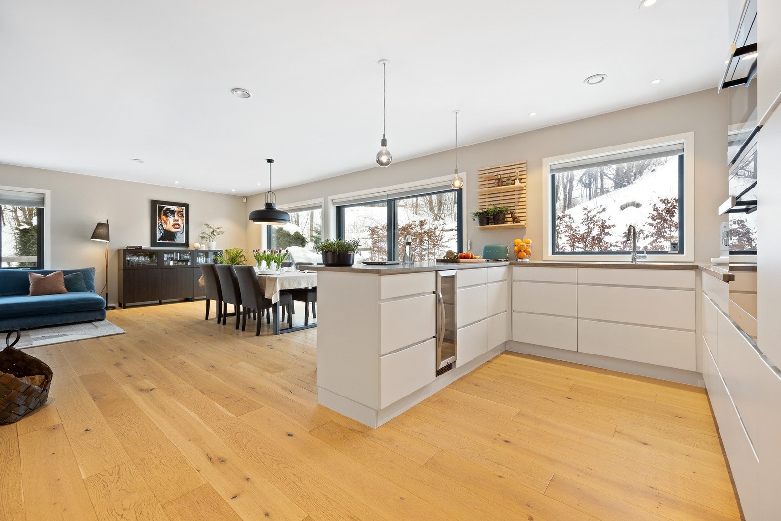 Hvit kjøkkeninnredning med slette fronter og integrerte hvitevarer fra Miele. Galleribilde