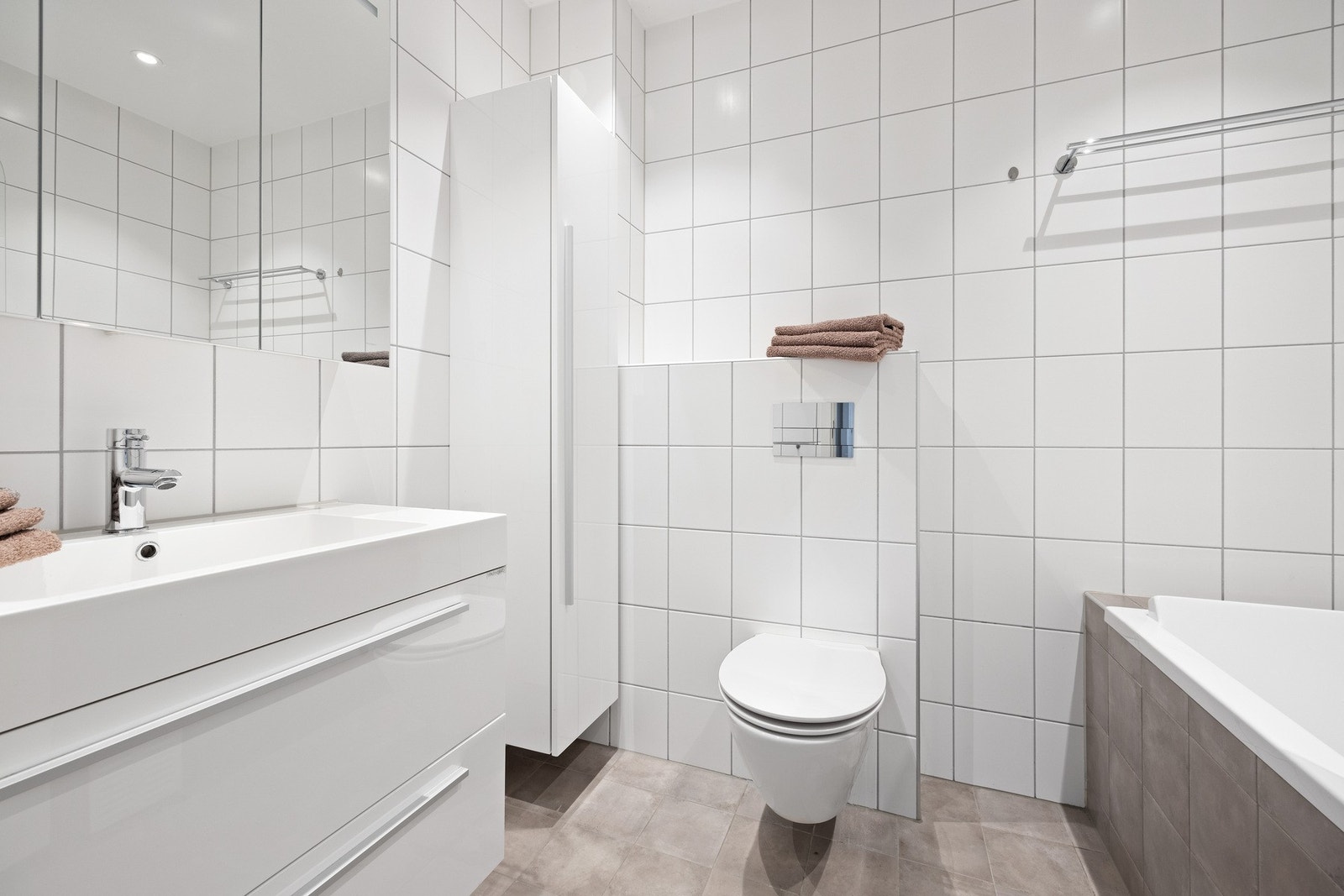 Bad nummer to i andre etasje er innredet med klosett, innfliset badekar og servant med skuffeseksjon og overskap med speilfronter. Galleribilde