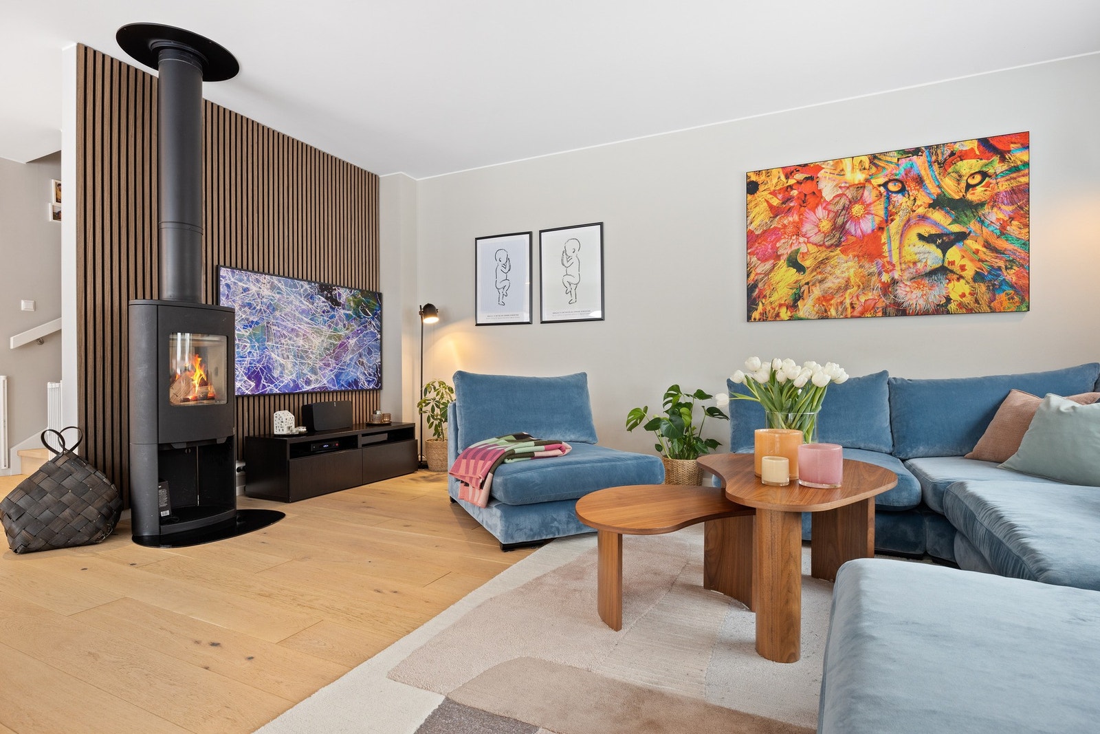 Det er god plass til sofagruppe og spisestue. Galleribilde