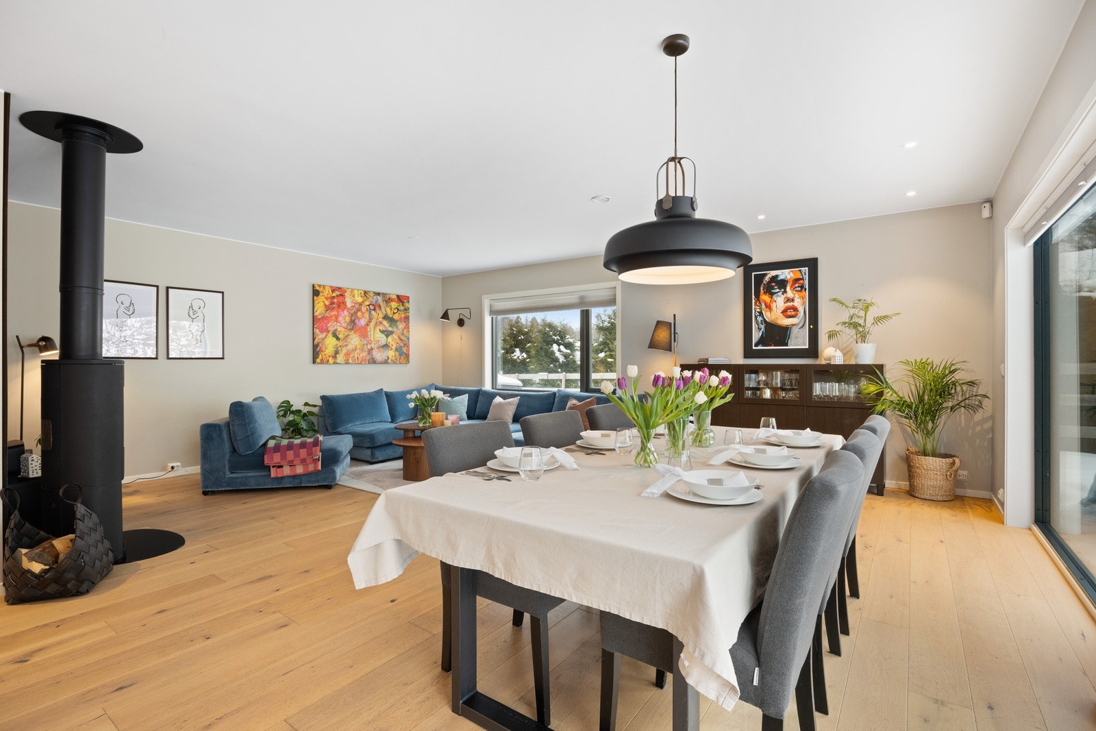 Store vindusflater er gjennomgående for boligen som slipper inn godt med naturlig lys. Galleribilde