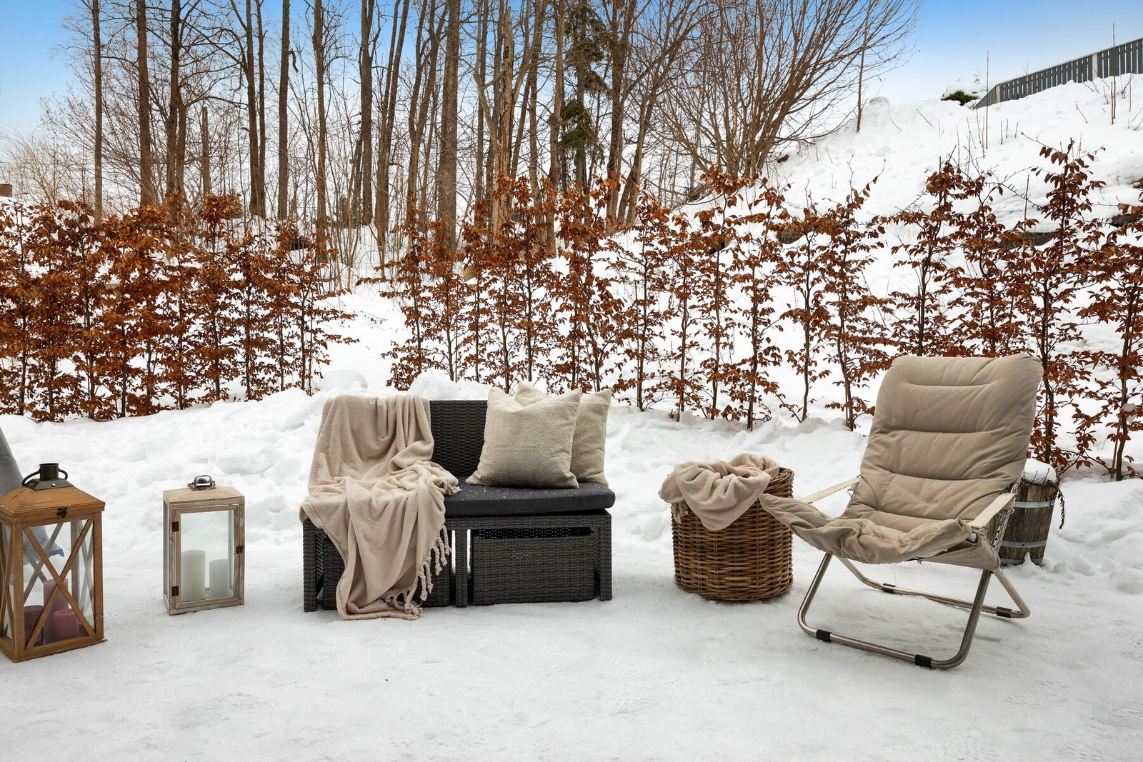 Fra spisestuen er det utgang til hyggelig terrasse med plass til sittegruppe. Galleribilde