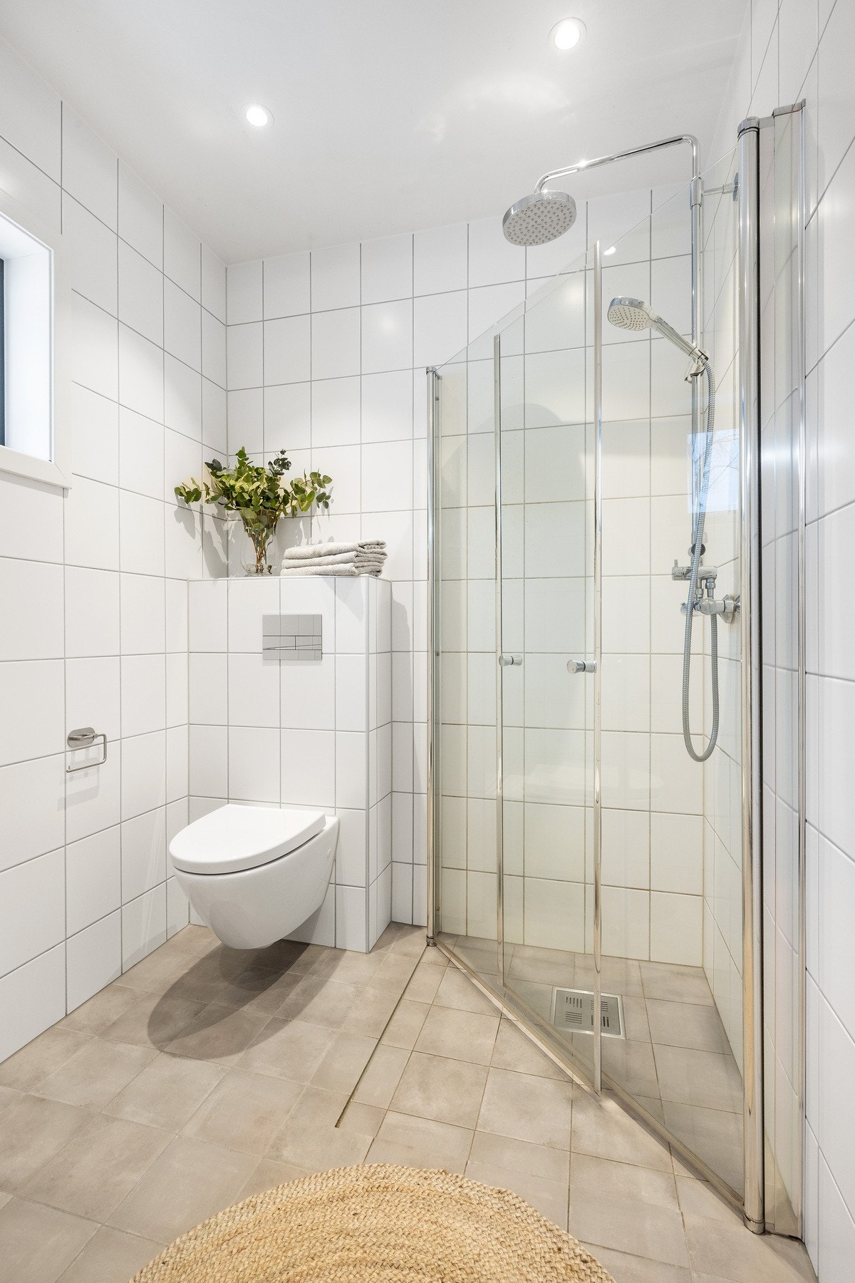 Godt med belysning på bad med downlights i tak samt lys integrert i speil. Galleribilde