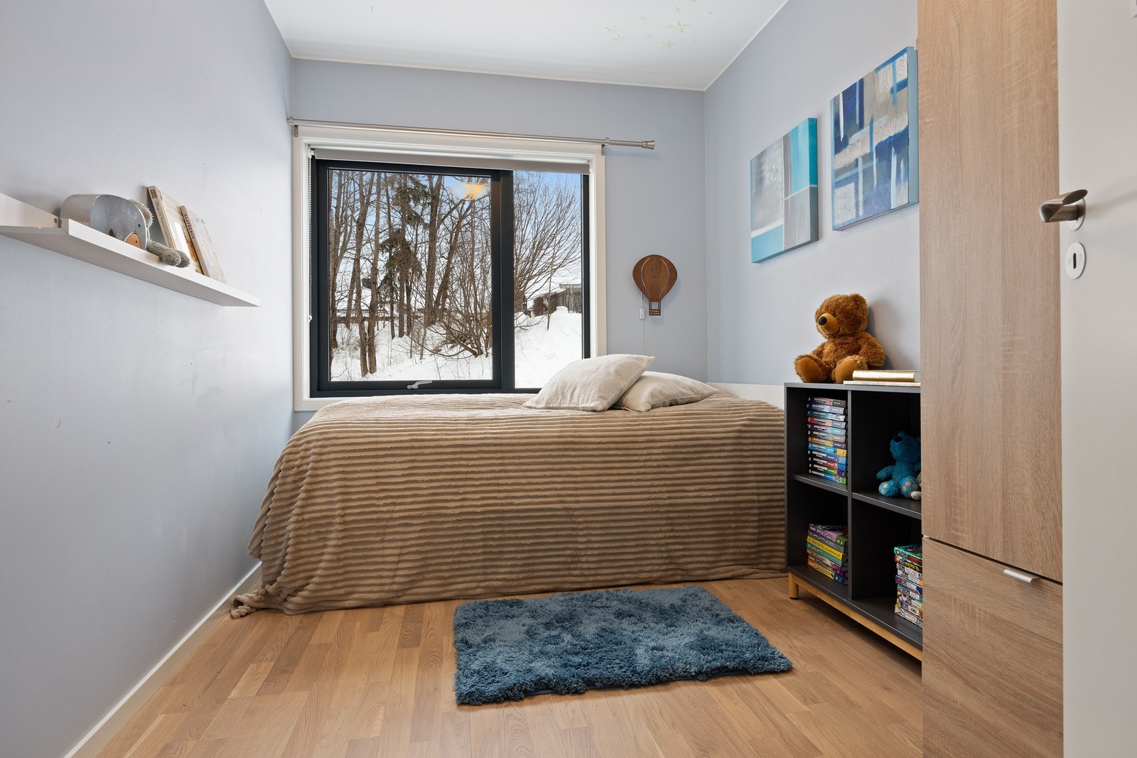 De øvrige tre soverommene er alle innredet med garderober og malt i tidsriktige farger. Galleribilde