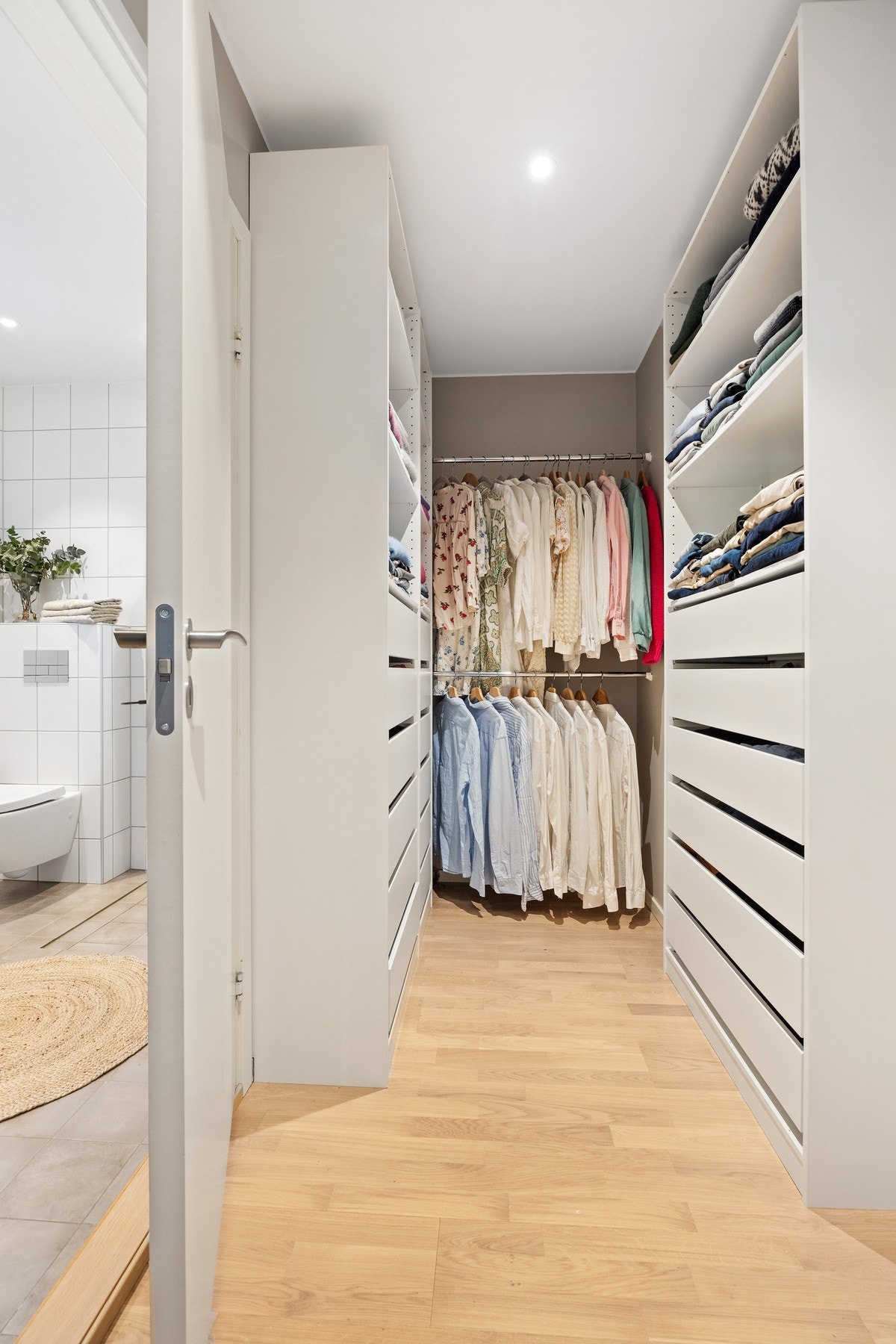 Hovedsoverommet har tilgang til garderoberom og eget baderom. Galleribilde