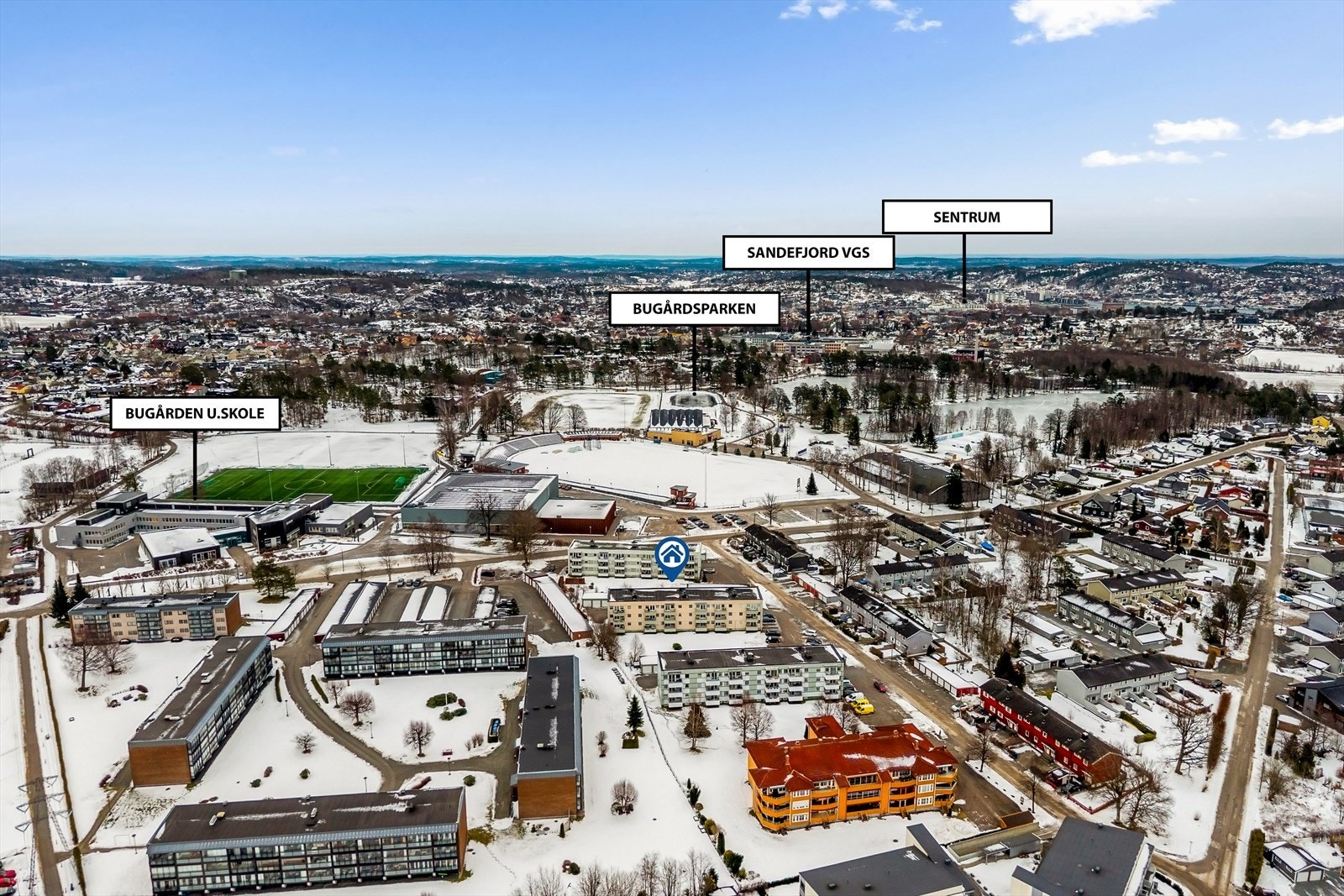 Leiligheten ligger i et meget barnevennlig og populært boligområde nær Bugården. Området har nærhet til skoler og barnehager, samt gode bussforbindelser til sentrum. Galleribilde