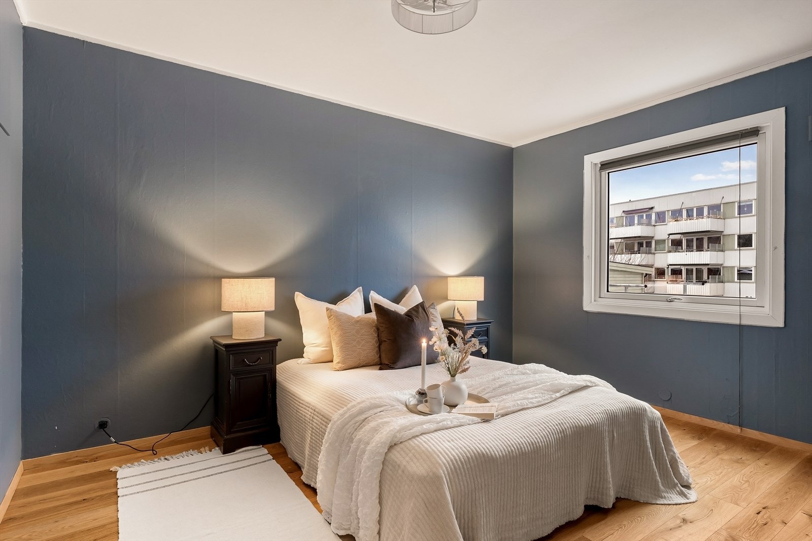 Romslig og behagelig hovedsoverom med god plass til dobbeltseng og øvrig møblering - et lyst og rolig rom for optimal komfort. Galleribilde