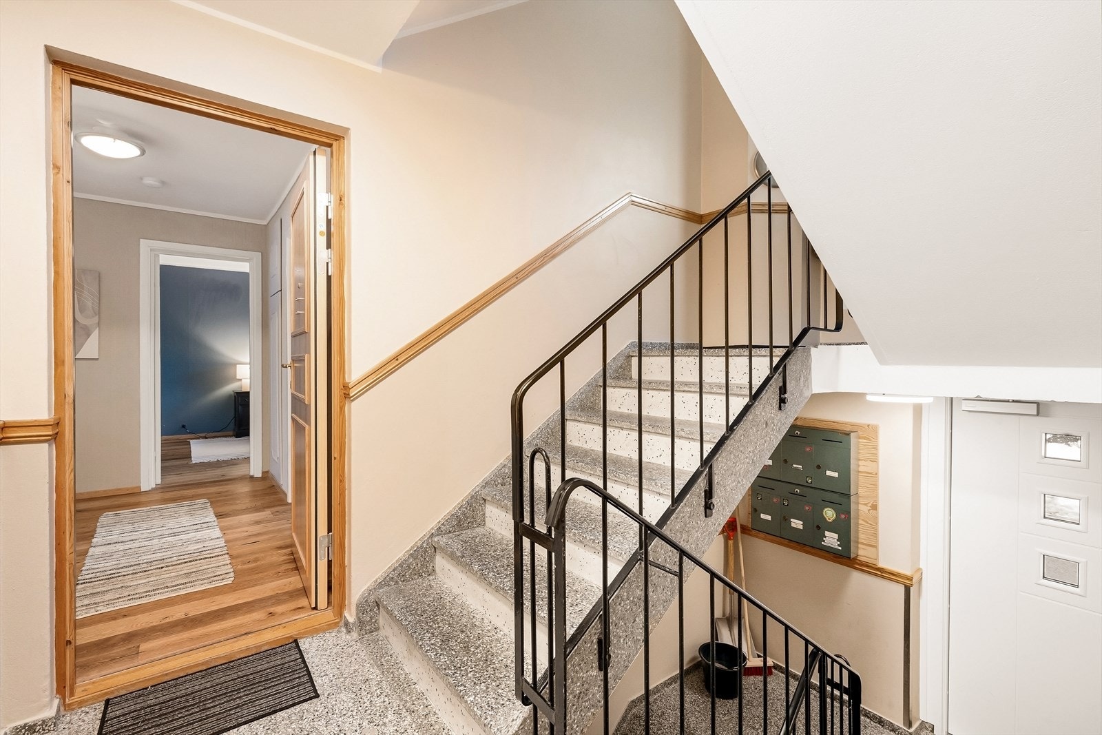 Velholdt og pen felles trappegang med ryddige fellesarealer og god adkomst til leiligheten. Galleribilde