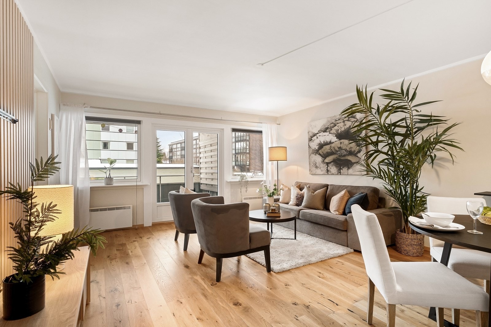 Store vindusflater som gir rikelig naturlig dagslys og en lys, luftig atmosfære i rommet. Galleribilde