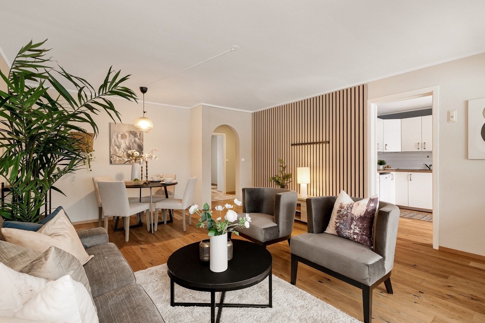 Tidsriktig kontrastvegg med elegante spiler mot kjøkkenet - et moderne designelement som gir rommet karakter og varme. Galleribilde