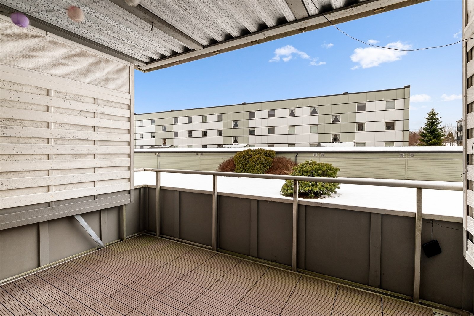 Overbygget og vestvendt balkong med utsyn mot pent opparbeidet fellesareal. Solrikt uteområde som kan nytes store deler av dagen. Galleribilde