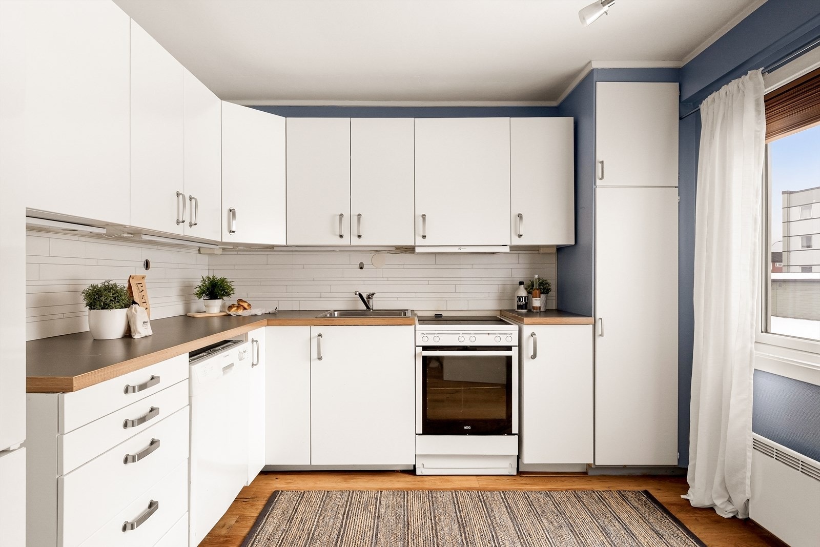 Det er også plass til et hyggelig kjøkkenbord - perfekt for frokost, kaffe eller en uformell spiseplass i hverdagen. Galleribilde