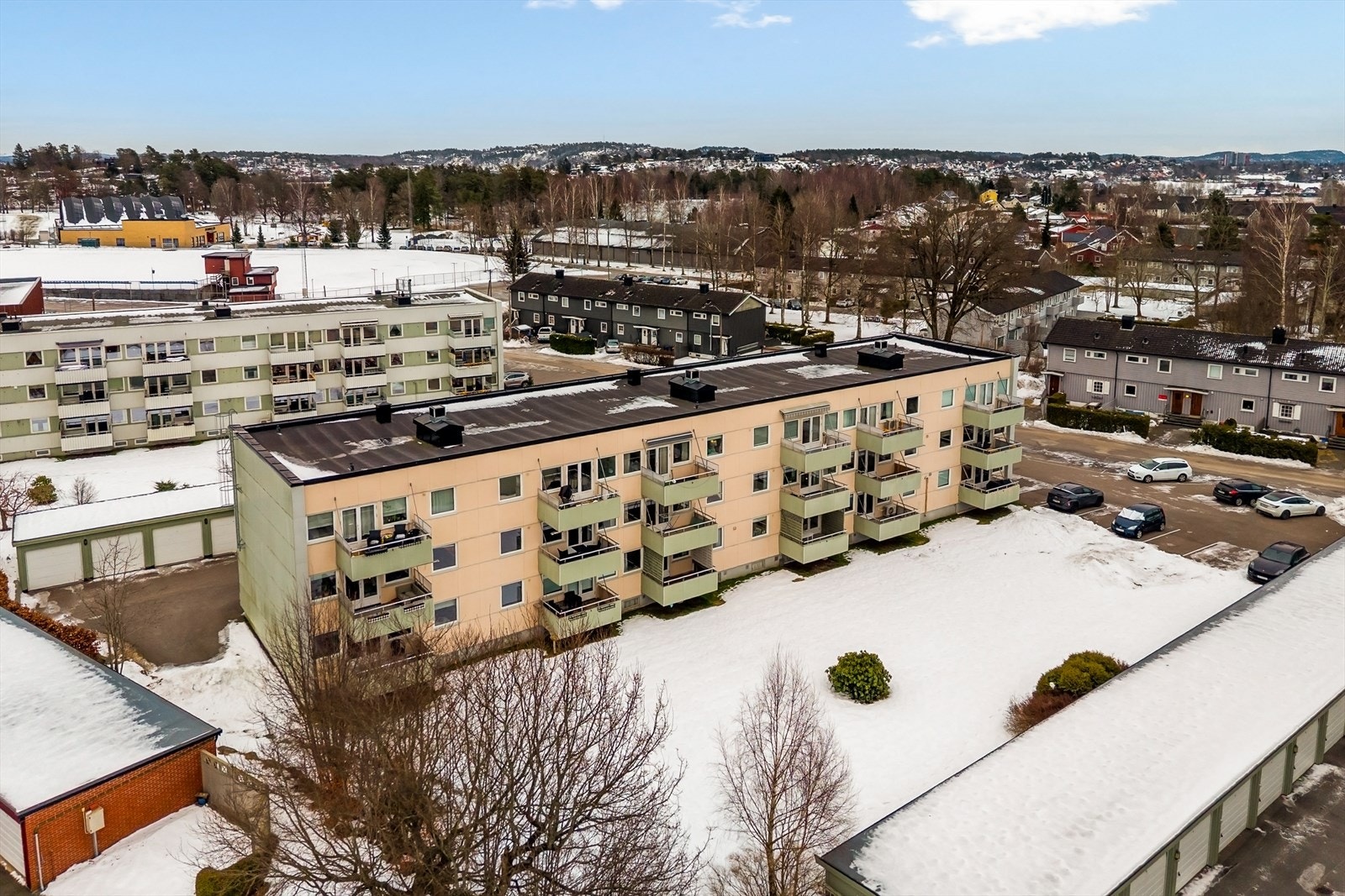 Oversiktsbilde som viser borettslagets eiendom og de trivelige omgivelsene rundt. Galleribilde