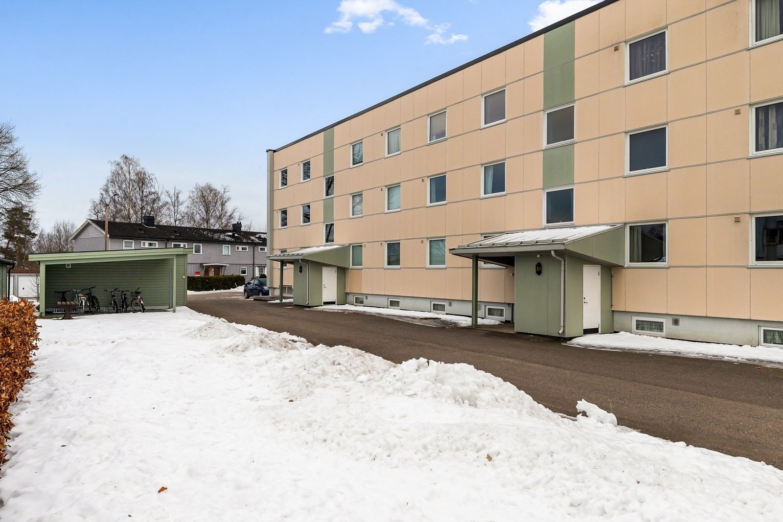 Overbygget inngangsparti, og overbygget sykkelparkering. Galleribilde