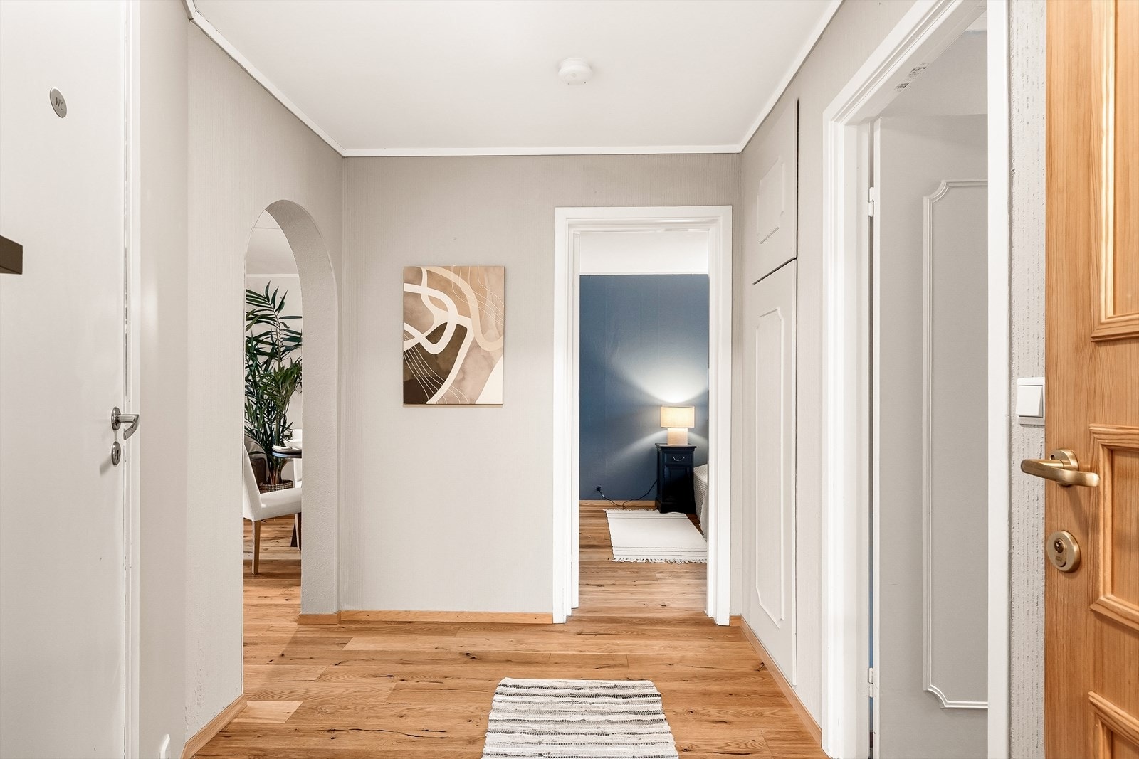 Lys og innbydende gang med plassbygget garderobeløsning og naturlig adkomst videre til leilighetens øvrige rom. Galleribilde