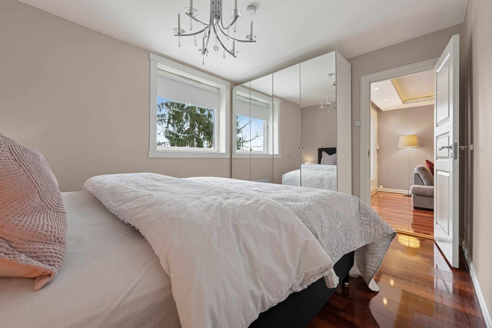 Hovedsoverommet er innredet med garderobeskap. Galleribilde